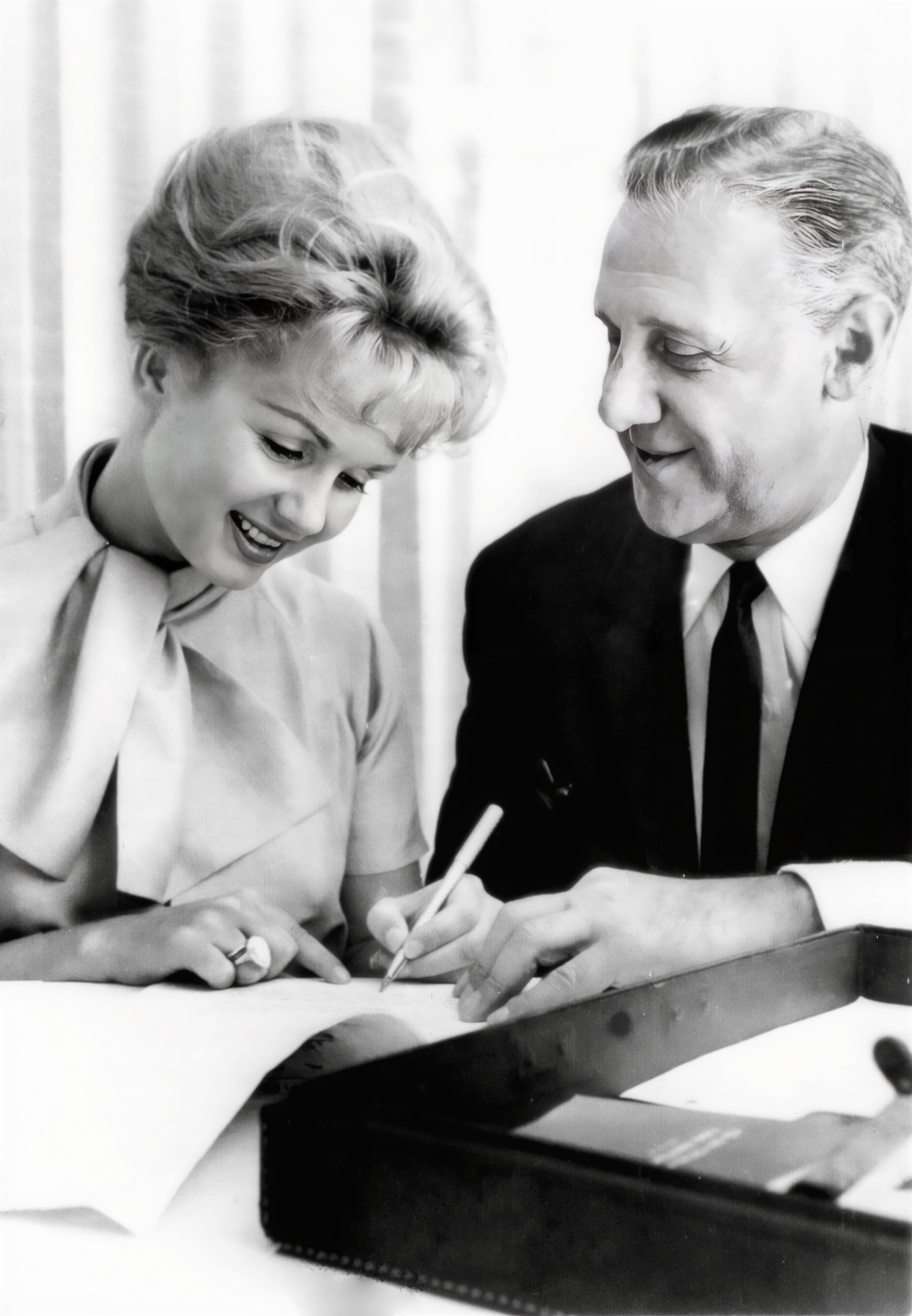 Debbie Reynolds signing 1 Mil contract